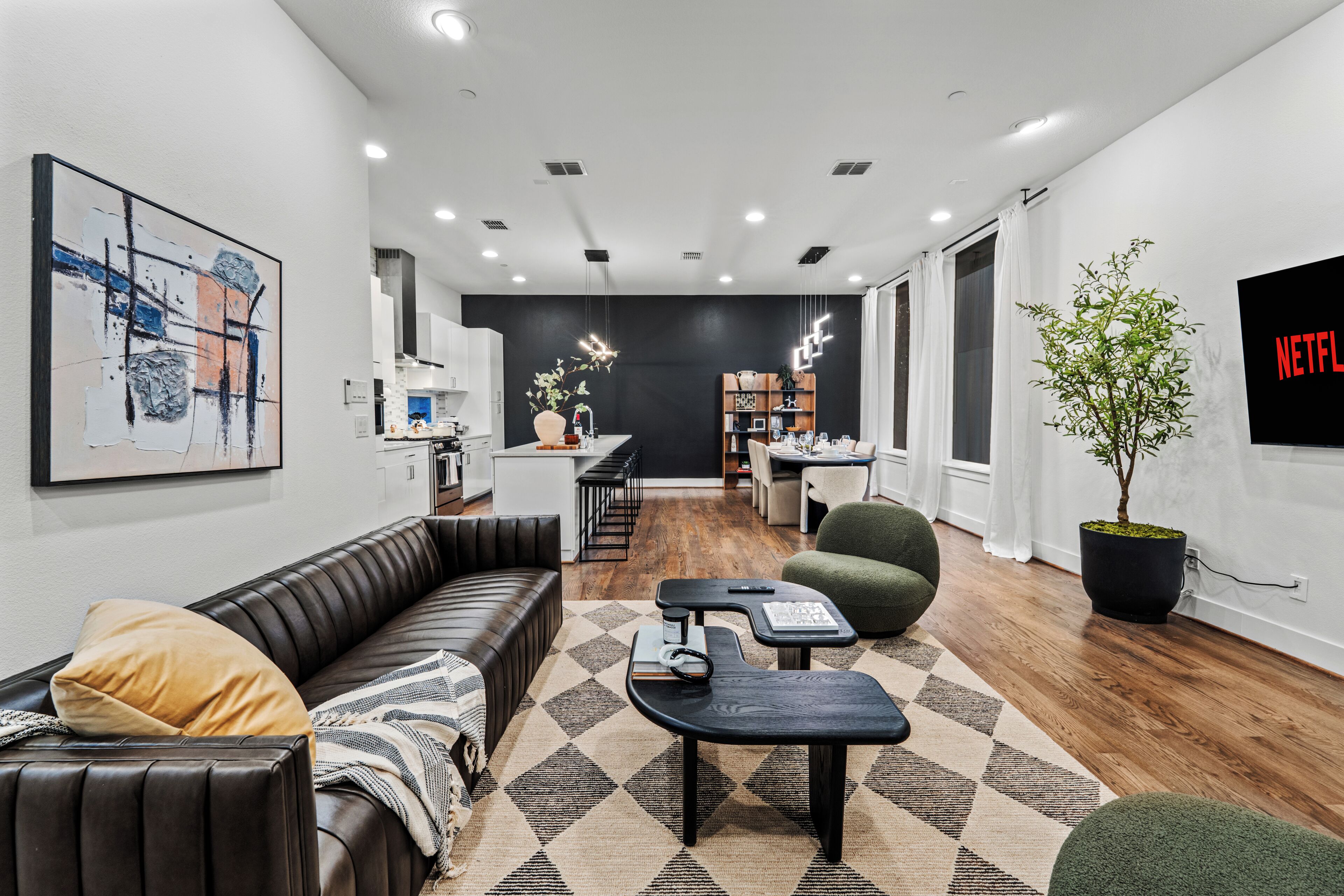 Una Smart TV, una chimenea, libros