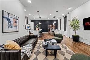 TV connectée, cheminée, livres