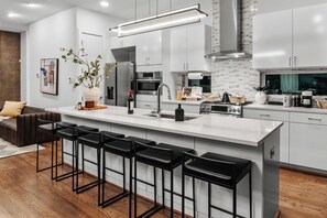 Fridge, microwave, oven, stovetop - New Luxury Downtown Dallas Skyline View Rooftop + MiniGolf + Firepit + WorldCup (Dallas)