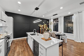 Fridge, microwave, oven, stovetop - New Luxury Downtown Dallas Skyline View Rooftop + MiniGolf + Firepit + WorldCup (Dallas)