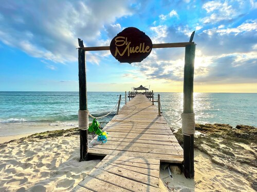 Suite with Pool & Waterpark View – Private Beach Access