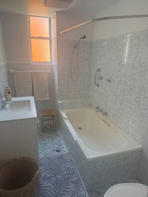 Towels, toilet paper - Sea Breeze Bondi (Bondi)