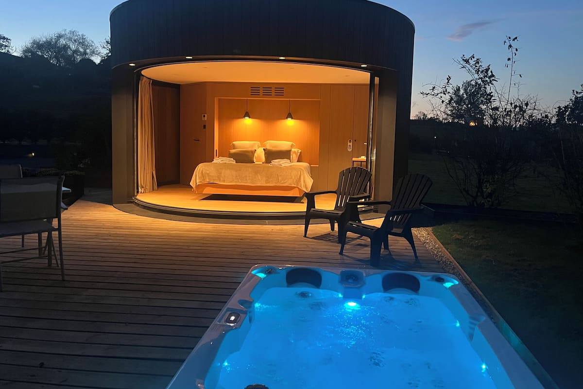 Laptop workspace, free WiFi