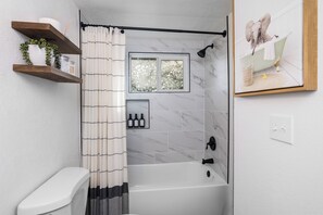 Secador de cabelo, toalhas de banho, sabonete, shampoo