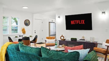 Smart-TV, peis og bøker