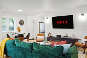 Smart TV, lareira, livros