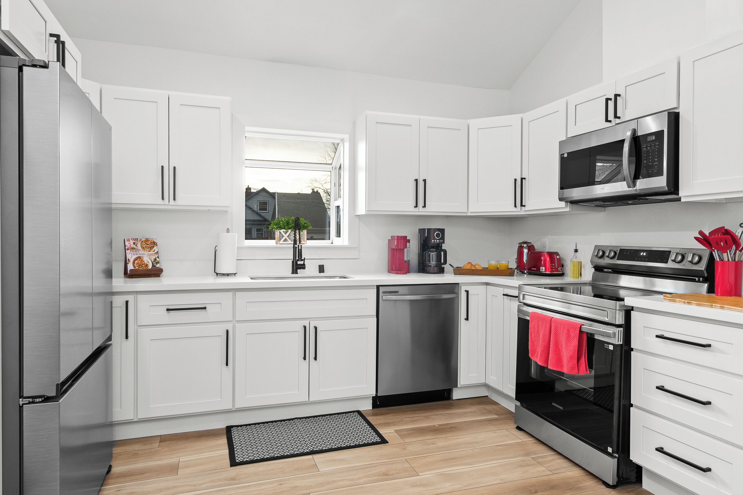 Kylskåp, mikrovågsugn, ugn och spishäll