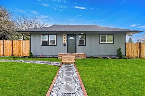 Brand New Listing in N Tacoma: Spacious Yard-Game Room- King Bed-Firepit