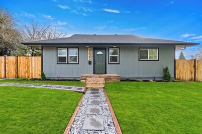 Brand New Listing in N Tacoma: Spacious Yard-Game Room- King Bed-Firepit