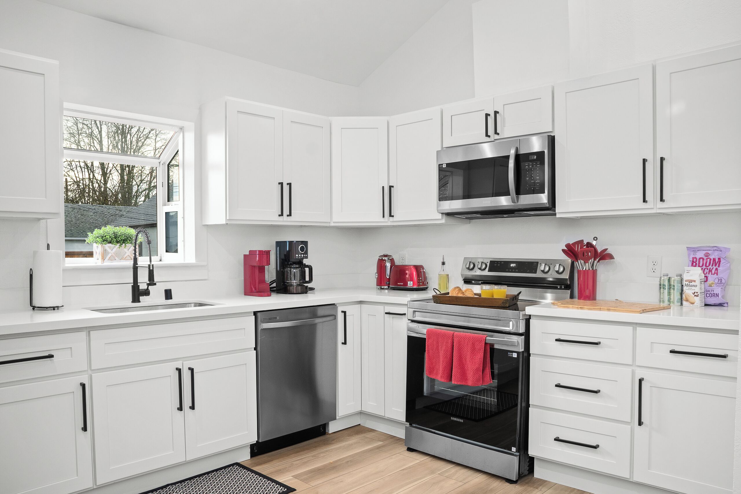 Kjøleskap, mikrobølgeovn, ovn og kokeplater