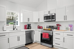 Køleskab, mikrobølgeovn, ovn, kogeplade