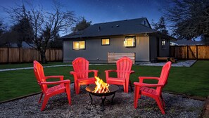 Property grounds - Brand New Listing in N Tacoma: Spacious Yard-Game Room- King Bed-Firepit (Tacoma)