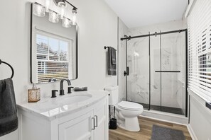 Dusche, Haartrockner, Handtücher, Seife