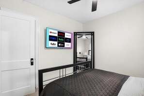 Tabla de planchar con plancha, wifi gratis y ropa de cama 