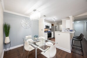 Dining - Pretty Condo: KING bed-Pool-Hot Tub-Gym-AC-FAST Wifi-Wash-Dry-Pet-Business Ready (Tampa)