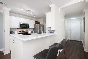 Microwave, oven, stovetop, dishwasher - Pretty Condo: KING bed-Pool-Hot Tub-Gym-AC-FAST Wifi-Wash-Dry-Pet-Business Ready (Tampa)