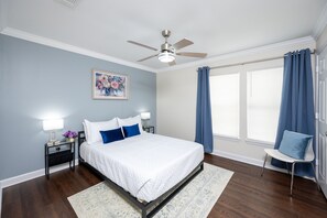 Iron/ironing board, WiFi, bed sheets - Pretty Condo: KING bed-Pool-Hot Tub-Gym-AC-FAST Wifi-Wash-Dry-Pet-Business Ready (Tampa)