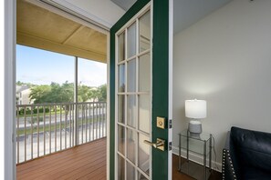 Interior - Pretty Condo: KING bed-Pool-Hot Tub-Gym-AC-FAST Wifi-Wash-Dry-Pet-Business Ready (Tampa)