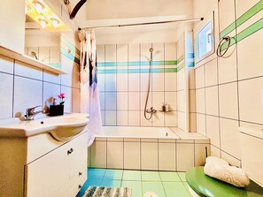 Sèche-cheveux, serviettes fournies, savon, papier toilette