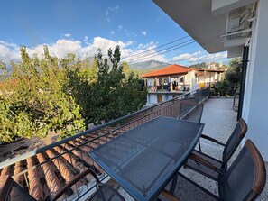Outdoor dining - Anemeli 2 bedroom Apartment, Stoupa, 50m to beach. Stunning Sea & Mountain views (Stoupa)