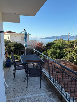 Outdoor dining - Anemeli 2 bedroom Apartment, Stoupa, 50m to beach. Stunning Sea & Mountain views (Stoupa)