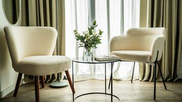 Deluxe Studio | Laptop workspace, free WiFi