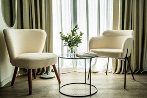 Studio Deluxe | Khu vực làm việc phù hợp cho laptop 