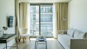 Studio Suite | Living area | Flat-screen TV