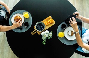 Studio Suite | Private kitchen | Microwave, electric kettle, toaster, cookware/dishes/utensils - RentUp Suites Palmas Park Buenavista (Victoria)