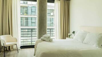 Studio Suite | Meja kerja, ruang kerja ramah laptop, dan tirai kedap cahaya