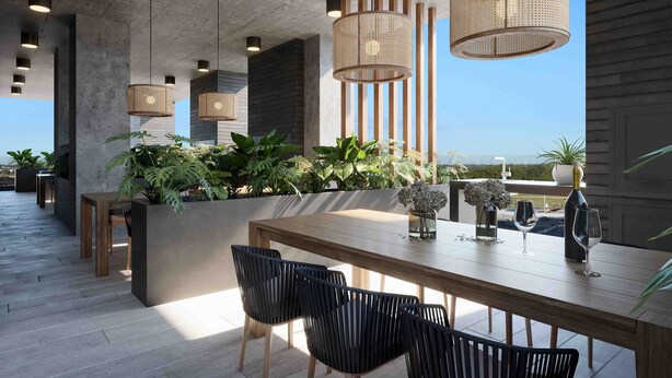 Un comedor moderno con una mesa de madera grande, sillas negras y lámparas de mimbre colgantes.