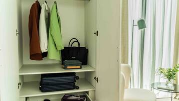 Espacio para trabajar con laptop y wifi gratis