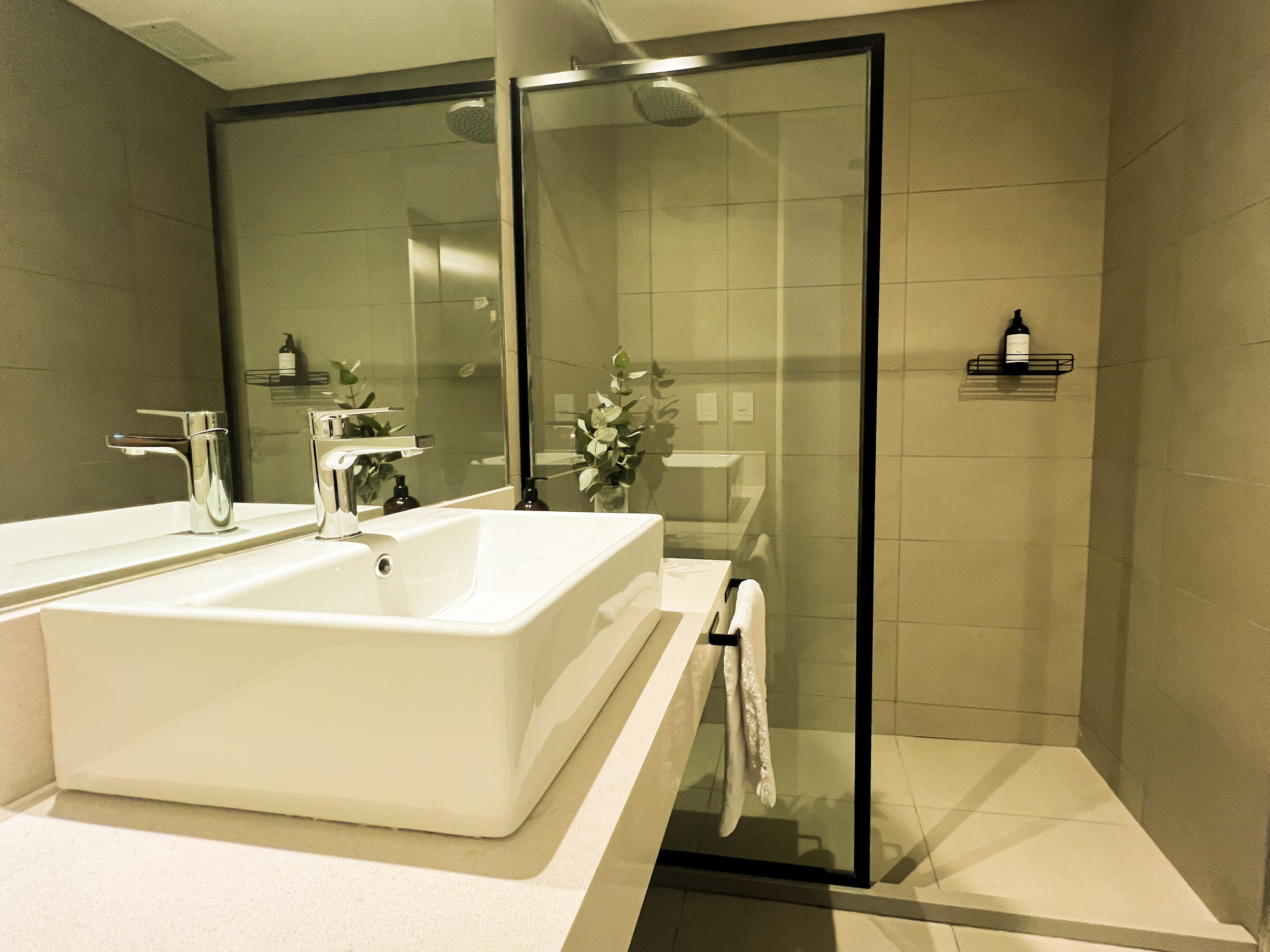 Shower, pengering rambut, kloset, dan handuk