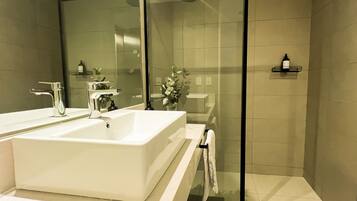 Shower, pengering rambut, kloset, dan handuk