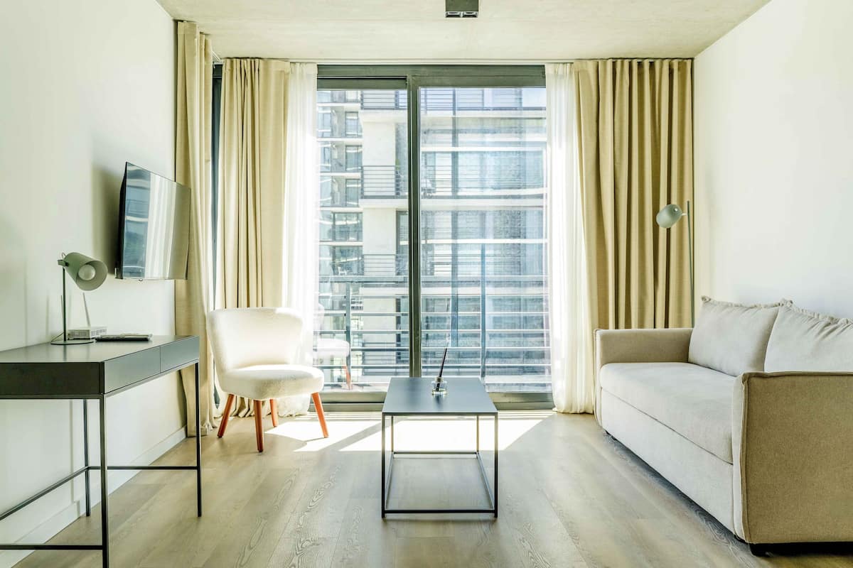 Studio Suite | Living area | Flat-screen TV