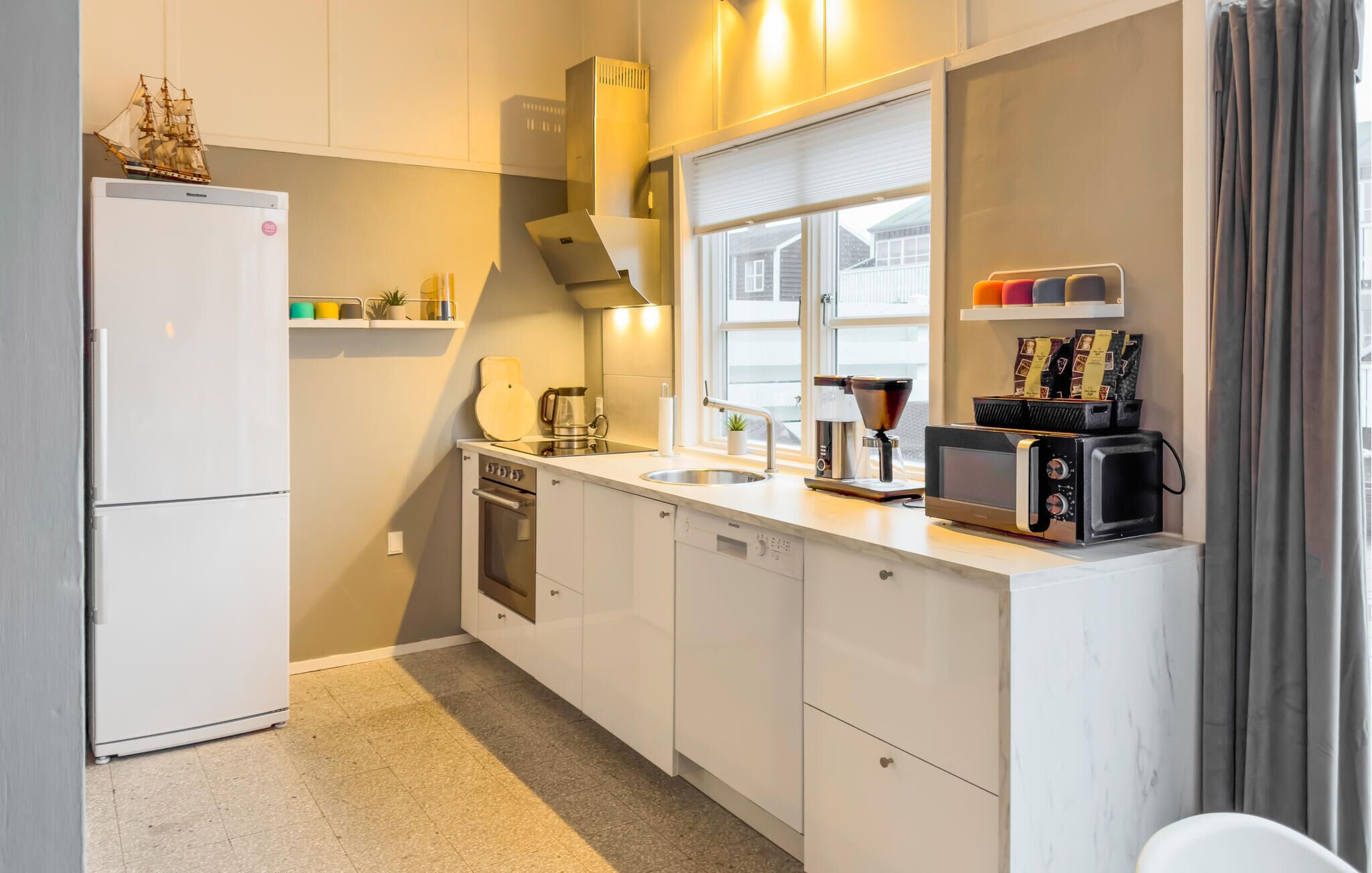 Kjøleskap, ovn, kokeplater og oppvaskmaskin