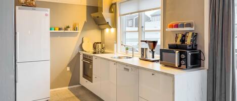 Kjøleskap, ovn, kokeplater og oppvaskmaskin