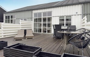 Outdoor dining - Beautiful home in Ebeltoft with sauna (Ebeltoft)