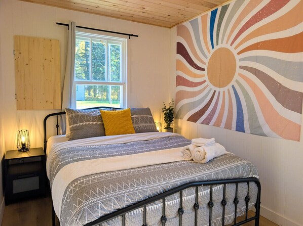 Een bureau, wifi, beddengoed