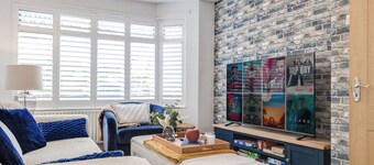 Spacious 3BR Retreat, Mountain Views