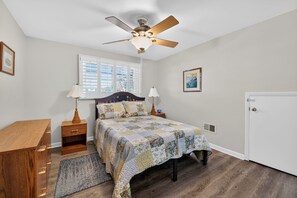 WiFi, bed sheets - Charming East Denver Hideaway, Apartment in House (Denver)