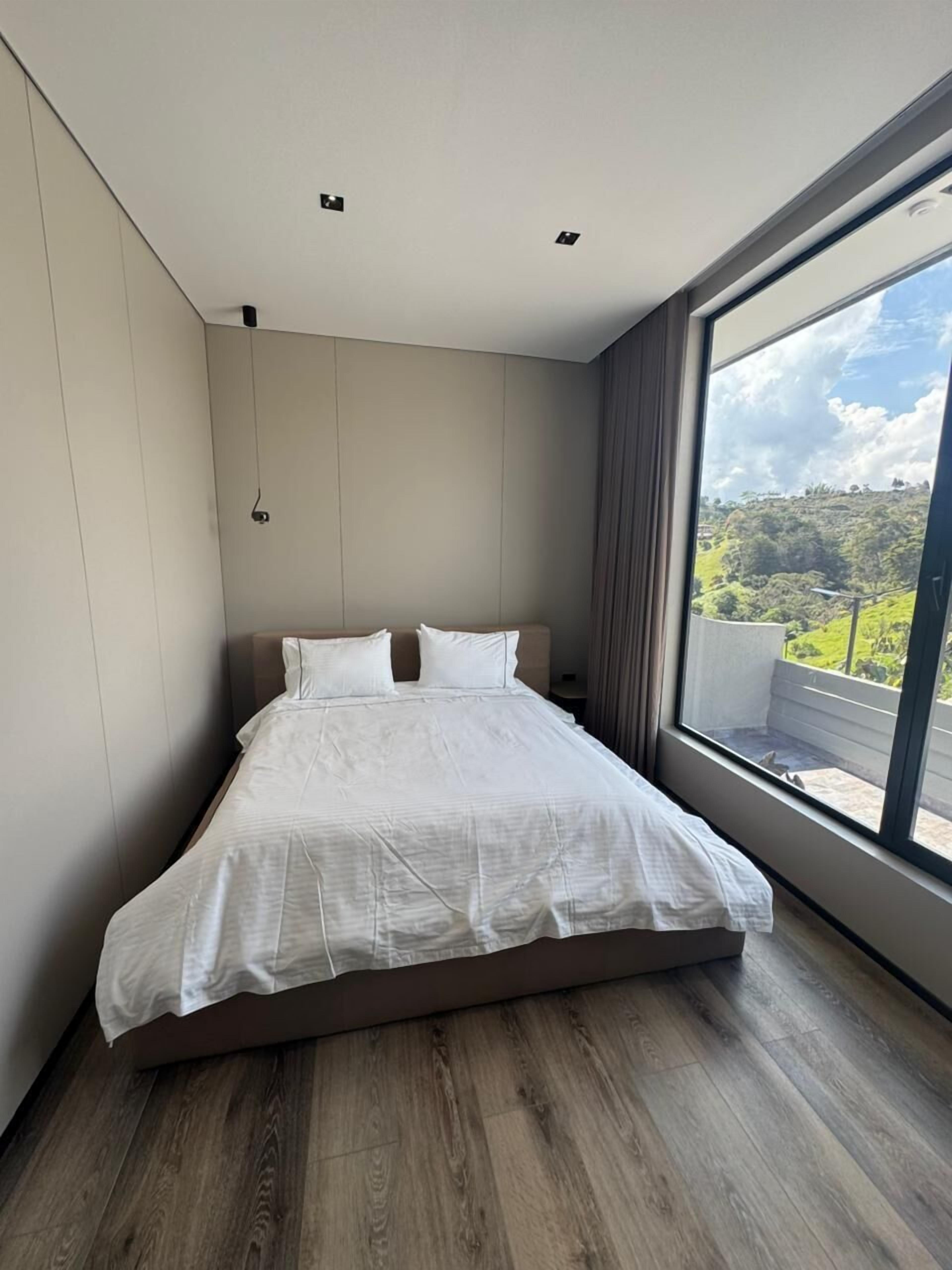 Eenvoudige tweepersoonskamer | Een minibar, een bureau, gratis wifi