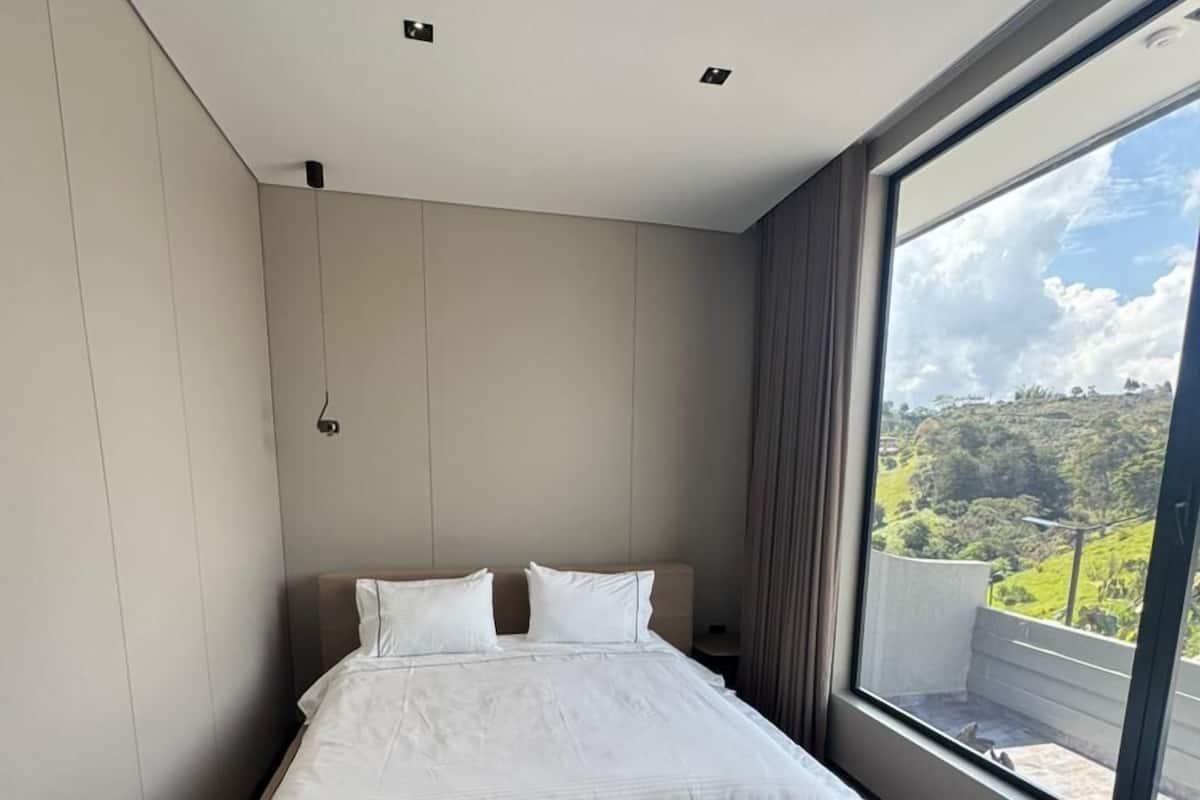 Eenvoudige tweepersoonskamer | Een minibar, een bureau, gratis wifi