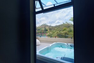 Deluxe Studio Suite | Living area | 42-inch flat-screen TV with digital channels