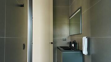 Deluxe Studio Suite | Bathroom