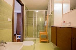 Ducha, secador de pelo, bidet, toallas