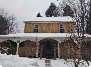 Exterior -  3-bedroom apartment in charming Tannersville (Tannersville)