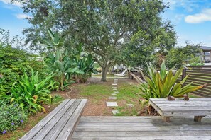 Terrace/patio - Coral Cottage on the Canal, just a 1/2 mile to the Beach (St. Augustine)