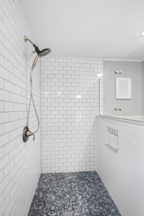 Shower, hair dryer, towels, soap - Coral Cottage on the Canal, just a 1/2 mile to the Beach (St. Augustine)