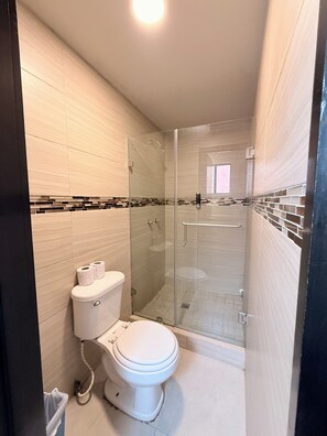 Shower, towels - Hotel Señorial (Matamoros)